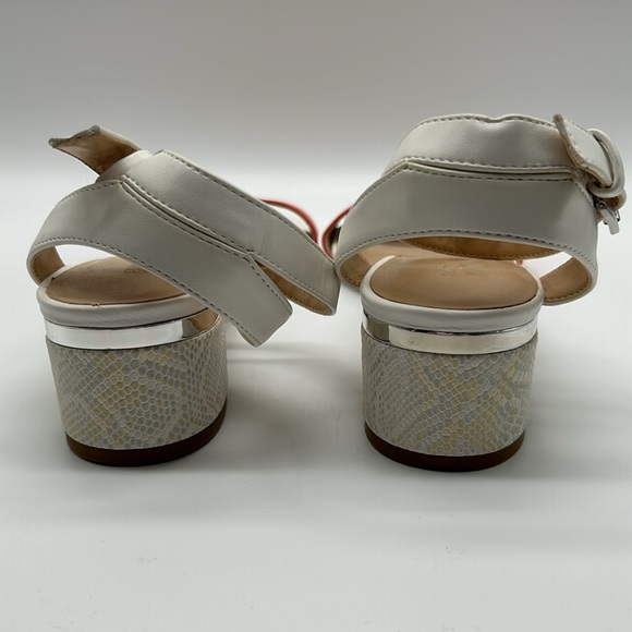 Ladies pretty little sandals, never been worn, cute little ankle straps. - Picture 4 of 6